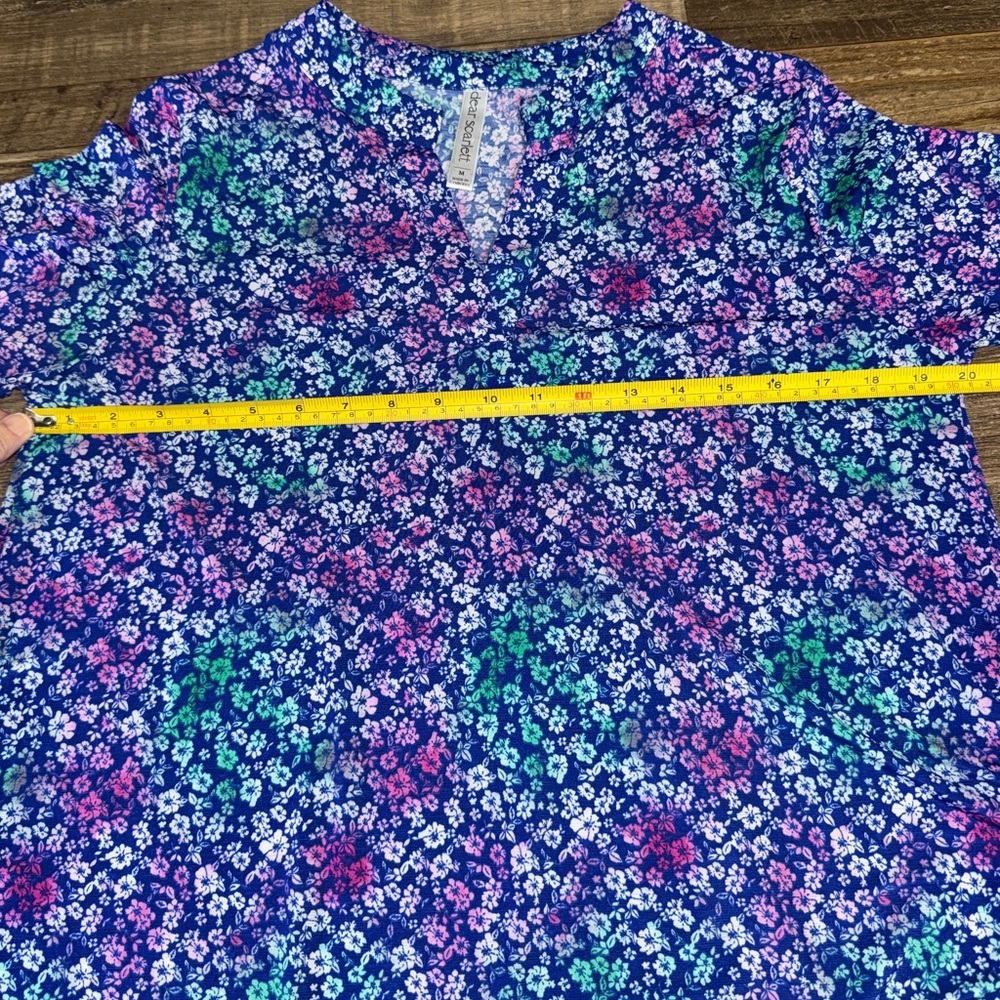 Dear Scarlett Blue Floral Blouse M 3/4 Sleeve V Neck Stretch Lightweight - Picture 6 of 8